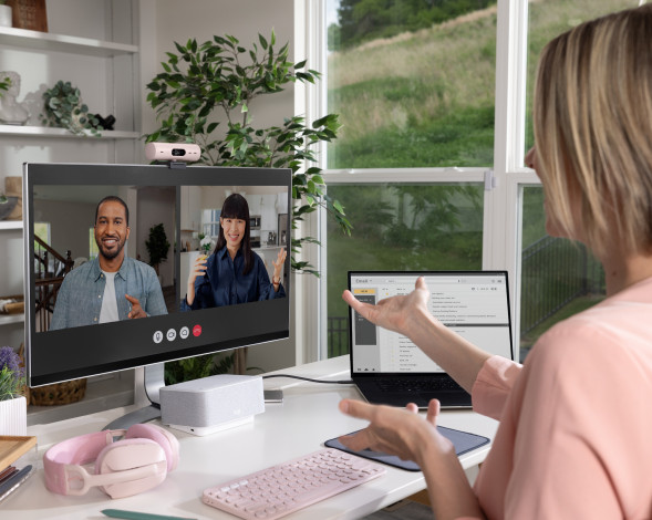 Веб-камера Logitech Brio 500, розовый в Волгограде